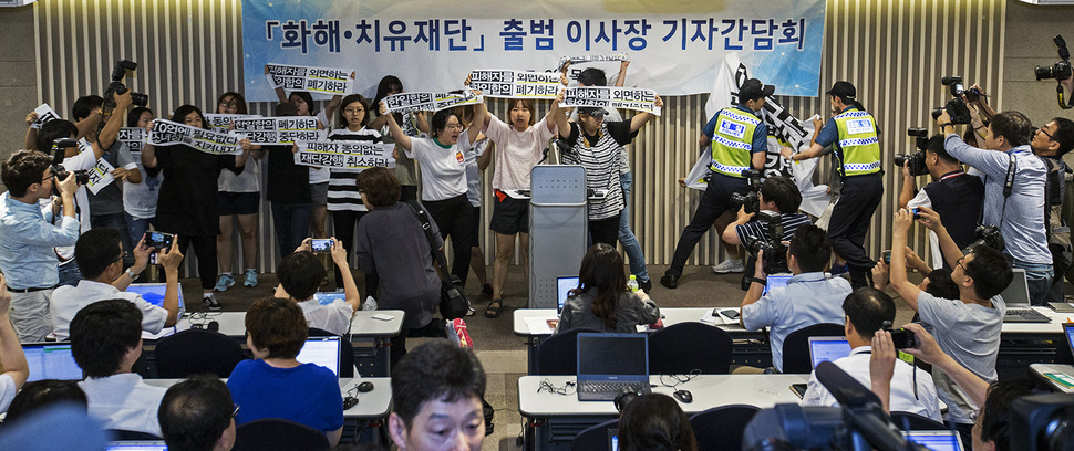 대학생 십 여 명이 28일 오전 서울 중구 바비엥에서 예정된 ‘화해치유재단 출범 이사장 기자간담회‘를 앞두고 간담회장을 기습적으로 점거해 12.28 한일밥의 무효를 주장하며 시위를 하고 있다. 이들은 곧 경찰에 의해 연행됐다. 김성광 기자 flysg2@hani.co.kr