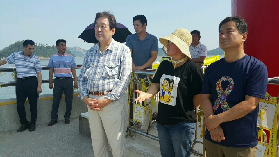전국 민생투어를 시작한 새누리당 김무성 전 대표가 1일 전남 진도군 팽목항에서 세월호 실종자 가족 등과 이야기하고 있다. 김 전 대표는 팽목항을 시작으로 5박6일 동안 전국의 현장 목소리를 들을 예정이라고 밝혔다. 김무성 의원 페이스북