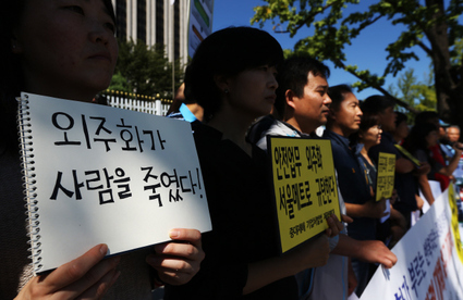 2015년 9월 강남역 스크린도어를 수리하던 직원이 전동차와 스크린도어에 끼여 숨진 사건과 관련해  민주노총, 전국철도지하철노동조합협의회 등 회원들이 서울메트로에 안전업무 외주화 중단을 촉구했다. 이종근 기자 root2@hani.co.kr