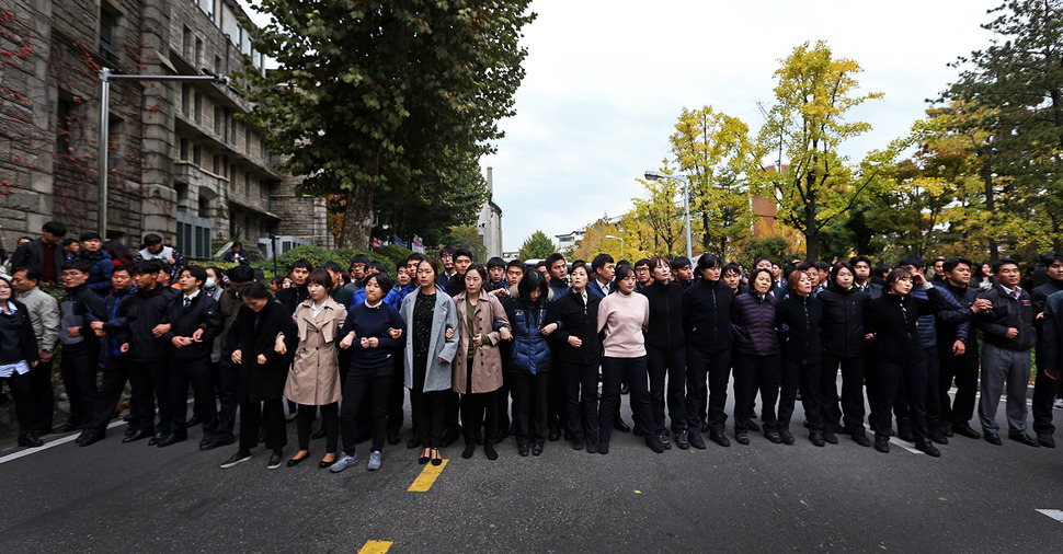 서울 이화여자대학교 학생들이 지난해 10월 29일 오후 제50회 전국여성대회에 참석차 학교를 방문하는 박근혜 대통령의 방문을 항의하며 행사가 열리는 대강당으로 가려하자 사복경찰이 제지를 하기 위해 학내 곳곳을 막고 있다.이정용 선임기자 lee312@hani.co.kr