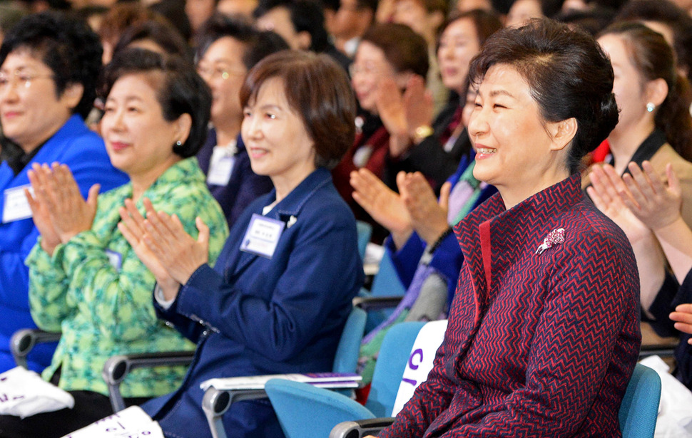 박근혜 대통령은 지난해 10월 29일 이화여대 강당에서열린 제50회 전국여성대회에서 결의문 낭독이 끝나자 웃고 있다.박대통령옆 왼쪽에 앉아서 박수를 치고 있는 이화여대 최경희 총장. 청와대사진기자단