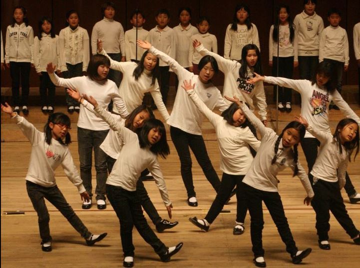 다문화가정 소년소녀합창단 ‘모두’의 지난해 공연 모습. 모두합창단은 베트남 문화체육관광부 초청을 받아 오는 5일 베트남에 공연을 하러 떠난다. 경남이주민노동복지센터 제공