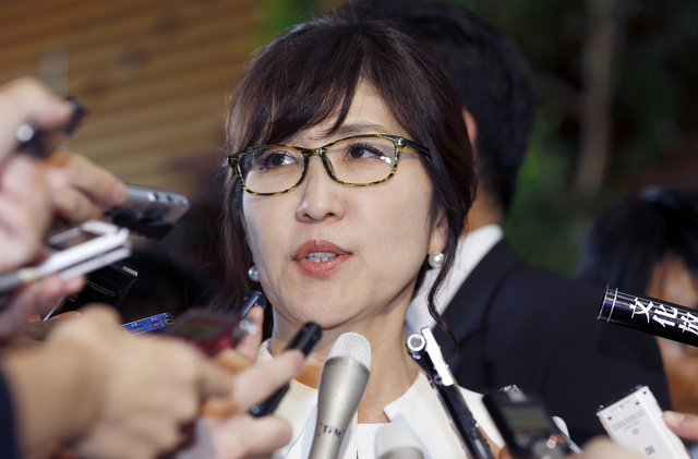 3일 일본 도쿄의 총리관저에서 일본의 새 방위상으로 임명된 이나다 도모미가 취재진의 질문에 대답하고 있다. 도쿄/AP 연합뉴스