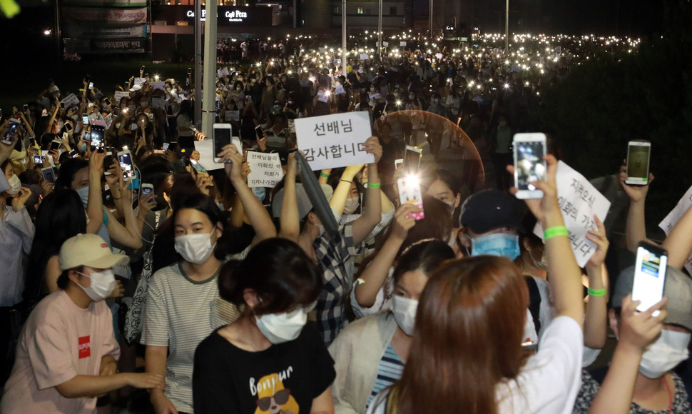 3일 밤 이화여대 재학생과 졸업생 2500여명이 학교 정문 앞에서 ‘마스크 집회’를 연 뒤 본관 쪽으로 행진을 벌이고 있다. 연합뉴스