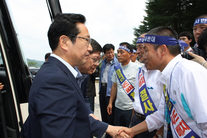 3일 오후 3시 경북 성주군 성주읍 성산포대 입구에 도착한 김홍걸 더민주 전 국민통합위원장(왼쪽 두번째 얼굴)이 정영길 사드배치철회 성주투쟁위원회 공동위원장과 악수하고 있다. 성주/김일우 기자.