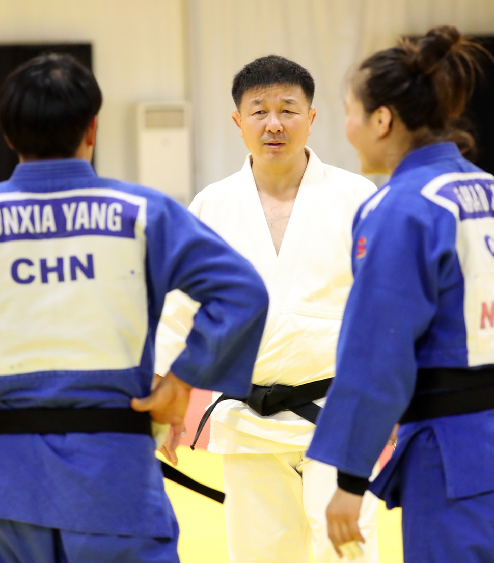 정훈 중국 남자 유도대표팀 감독이 2일 리우데자네이루 훈련장에서 선수들을 지도하고 있다. 그는 4년 전에는 한국 유도대표팀 감독이었다. 리우/연합뉴스