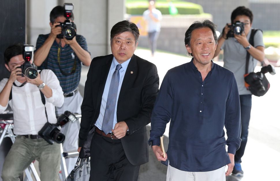 정명훈 전 서울시향 예술감독이 지난달 14일 오전 서울 서초동 서울중앙지검에 피고소인 및 고소인 신분으로 조사를 받기 위해 나오고 있다. 김정효 기자 hyopd@hani.co.kr