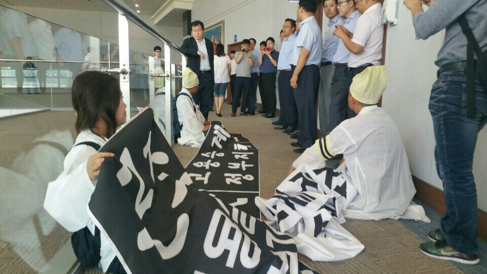 자회사 설립 과정에서 고용 승계가 이뤄지지 않은 킨텍스 비정규직 노동자들이 지난 3일 경기도 고양시 킨텍스 2층 사장실 앞에서 임창열 사장 면담을 요구하며 농성하고 있다. 고양시민사회연대회의 제공