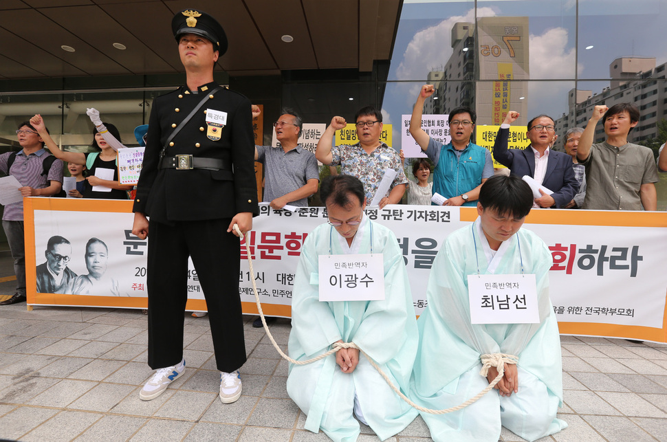 친일파조차 부끄러워한 친일파, 일제강점기 조선의 괴벨스…. 한국문인협회가 ‘육당문학상’과 ‘춘원문학상’을 제정하기로 하자, 4일 역사정의실천연대 회원들이 한국문인협회가 있는 서울 양천구 목동 대한민국예술인센터 앞에서 기자회견을 열어 최남선과 이광수를 단죄하는 거리행위극을 펼치고 있다. 실제 이루지 못한 역사의 한 장면이다. 김태형 기자 xogud555@hani.co.kr