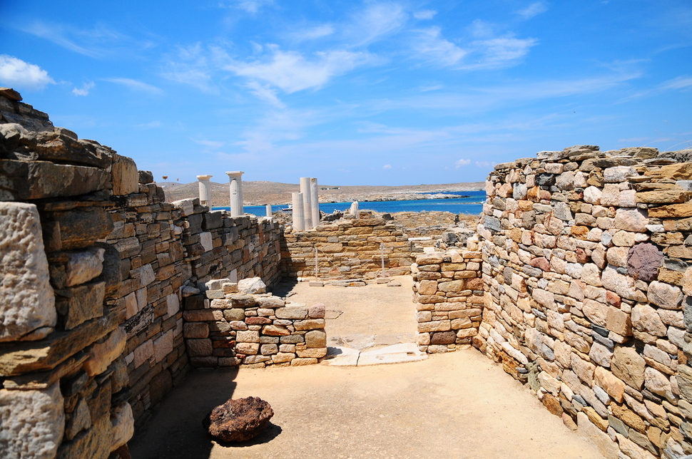 그리스 델로스 섬의 폐허로 변한 집터의 모습. 델로스는 오랜 역사를 지닌 곳으로 한때 번성했으나 지금은 무인도다. 유재원 교수 제공