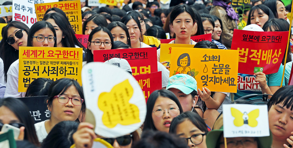 3일 오후 서울 종로구 구 일본대사관 앞에서 열린 ‘제1242차 일본군 위안부 문제해결을 위한 정기 수요시위‘에서 참석자들이 손팻말을 들고 있다. 이날 수요집회에는 경찰추산 1000여명의 학생과 시민들이 참석했다. 김경호 선임기자 jijae@hani.co.kr