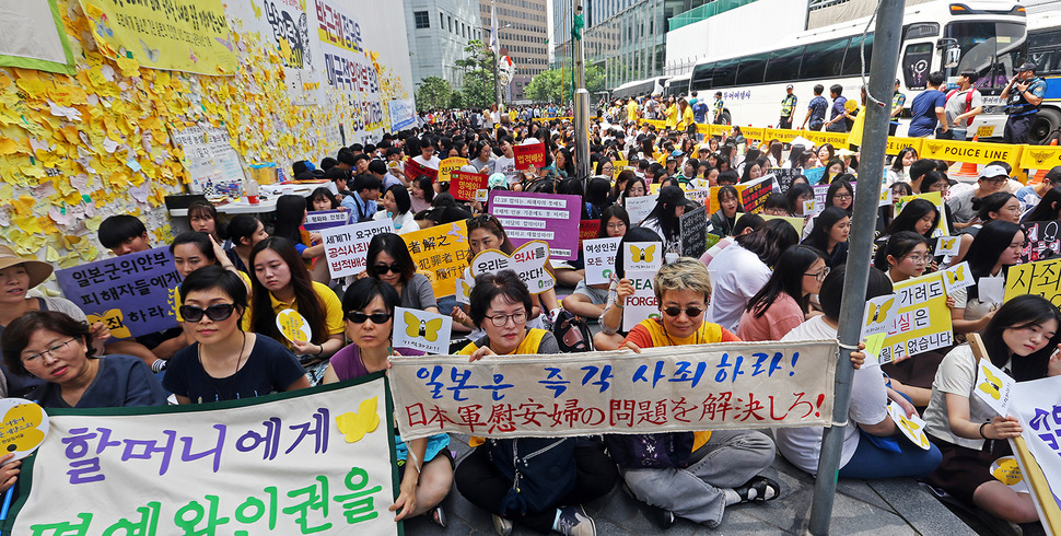 3일 오후 서울 종로구 구 일본대사관 앞에서 열린 ‘제1242차 일본군 위안부 문제해결을 위한 정기 수요시위‘에서 참석자들이 손팻말을 들고 있다. 이날 수요집회에는 경찰추산 1000여명의 학생과 시민들이 참석했다. 김경호 선임기자 jijae@hani.co.kr