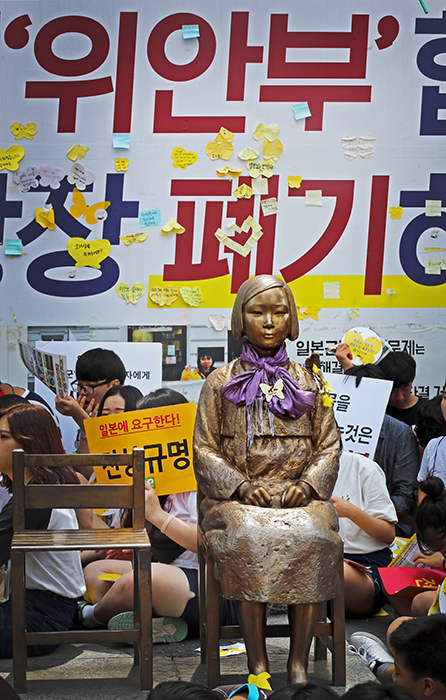 3일 오후 서울 종로구 구 일본대사관 앞에서 열린 ‘제1242차 일본군 위안부 문제해결을 위한 정기 수요시위‘에서 참석자들이 손팻말을 들고 있다. 이날 수요집회에는 경찰추산 1000여명의 학생과 시민들이 참석했다. 김경호 선임기자 jijae@hani.co.kr