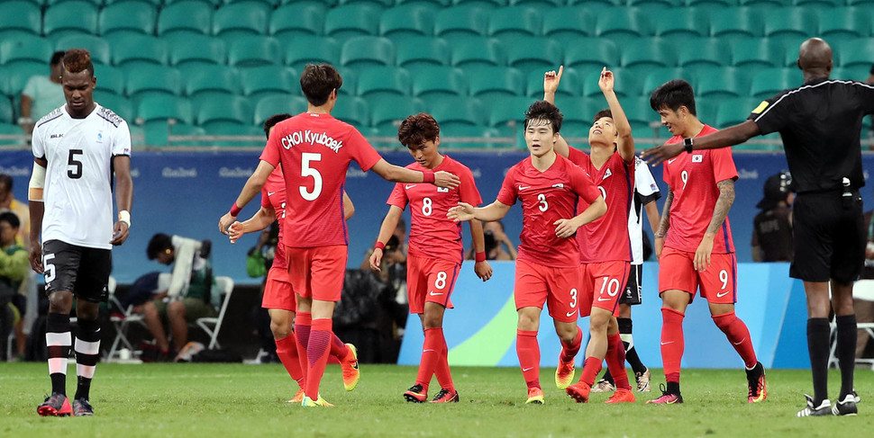 5일 오전(한국시각) 브라질 사우바도르 폰치 노바 아레나에서 열린 2016 리우올림픽 남자축구 조별리그 C조 1차전 한국과 피지와의 경기에서 한국이 8:0으로 이긴 가운데 류승우가 동료들과 기뻐하고 있다. 하지만 이 영상을 네이버, 다음 등 포털에서는 실시간으로 볼 수 없었다. 사우바도르/올림픽사진공동취재단