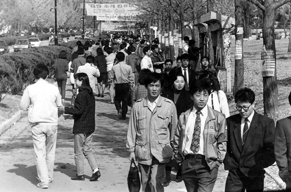 구학련이 아직도 많은 사람들의 기억 속에 또렷이 남은 건, 희대의 ‘프락치 사건’과 관련이 있기 때문이다. 1980~90년대 대학가엔 공안당국이 정보원 노릇을 하는 ‘망원’을 심는 경우가 흔했고, 이 때문에 겉으론 평화스러워 보였어도 프락치 시비가 내내 끊이지 않았다. (사진은 기사 내용과 아무런 관련이 없음.) <한겨레> 자료사진