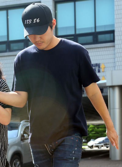 승부조작 혐의로 불구속 기소된 NC다이노스 투수 이태양이 재판을 받기 위해 창원지법 법정으로 들어서고 있다. 2016.8.5 연합뉴스