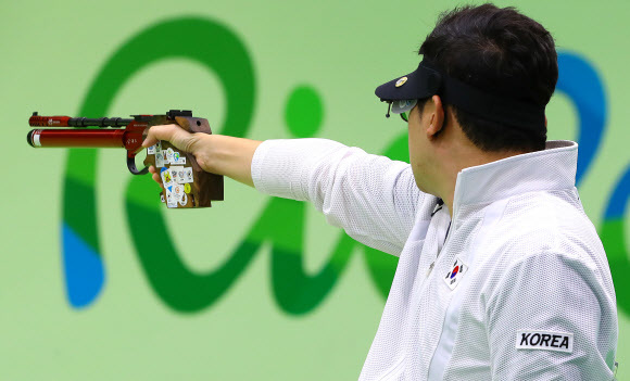 ’사격황제’ 진종오가 7일(한국시각) 브라질 리우데자네이루 데오도루 올림픽 사격 경기장에서 열린 남자 10m 권총 본선에서 과녁을 겨누고 있다. 사진 연합뉴스