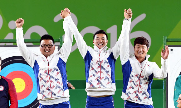 한국팀에 첫 금메달을 선사한 남자양궁 대표팀. 왼쪽부터 김우진, 구본찬, 이승윤