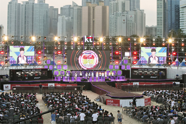 7일 케이티(KT)가 부산 해운대 해수욕장에서 연 ‘기가 콜라보 페스티벌’ 모습. 케이티 제공