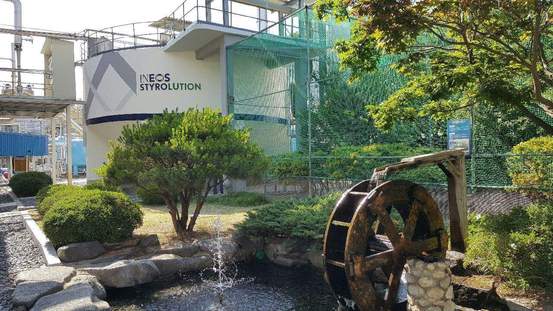 한국이네오스 스티롤루션 공장 안 침전탱크의 색채디자인 지원사업 뒤 바뀐 모습.