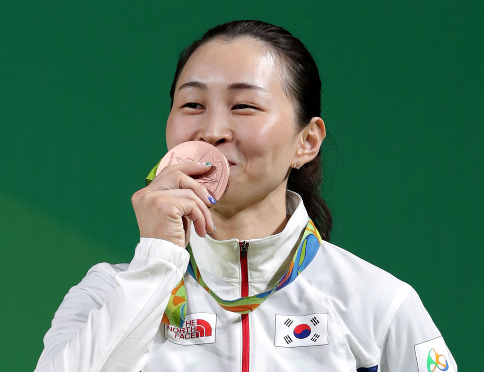 윤진희(왼쪽)가 8일(한국시각) 브라질 리우데자네이루 리우센트루 2관에서 열린 시상식에서 메달에 입맞춤을 하고 있다.