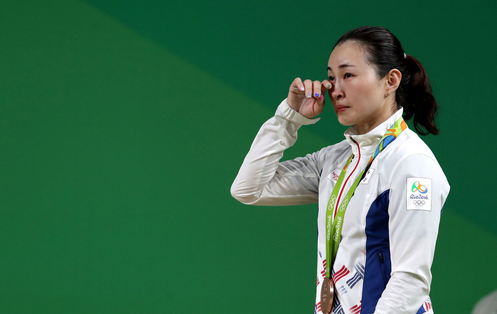 윤진희(왼쪽)가 8일(한국시각) 브라질 리우데자네이루 리우센트루 2관에서 열린 시상식에서 동메달을 목에 건 뒤 눈물을 흘리고 있다.