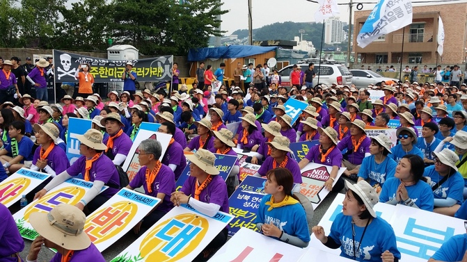 평화통일을 기원하는 전국의 학생·청년·노동자·여성 등 시민들로 꾸려진 ‘통일선봉대’와 ‘주한미군 생화학무기 실험실 설치를 반대하는 부산시민대책위’ 등은 8일 부산 남구 감만동의 부산항 미군전용 8부두에서 주한미군의 생화학무기 실험실 설치 반대 집회를 열었다.