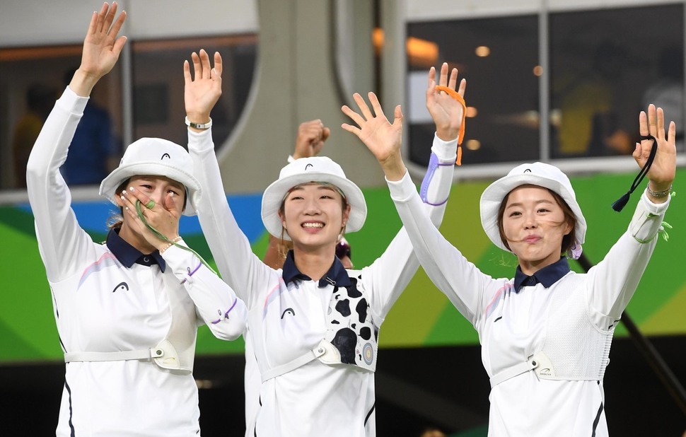 기보배(왼쪽부터), 최미선, 장혜진이 8일 오전(한국시각) 브라질 리우데자네이루 삼보드로무 경기장에서 열린 2016 리우올림픽 양궁 여자단체전 결승전에서 러시아를 누르고 금메달을 확정한 뒤 손을 흔들어 인사하고 있다. 리우데자네이루/올림픽사진공동취재단