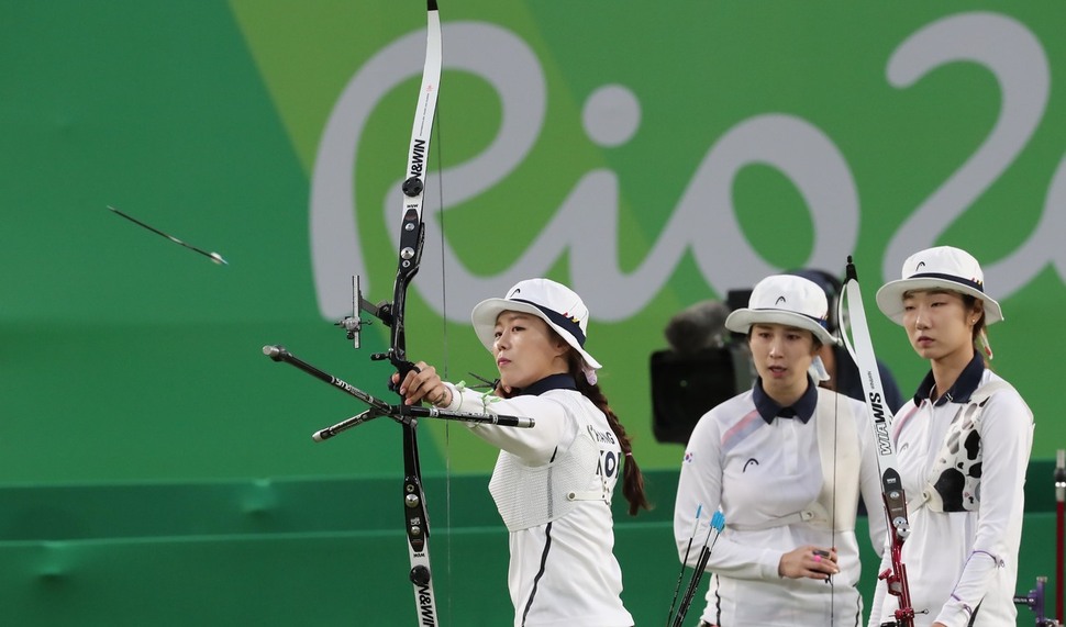 장혜진(맨 왼쪽)이 8일 오전(한국시각) 브라질 리우데자네이루 삼보드로무 경기장에서 열린 2016 리우올림픽 양궁 여자단제전 결승전에서 금빛 활시위를 당기고 있다. 그 옆은 기보배와 최미선. 리우데자네이루/올림픽사진공동취재단