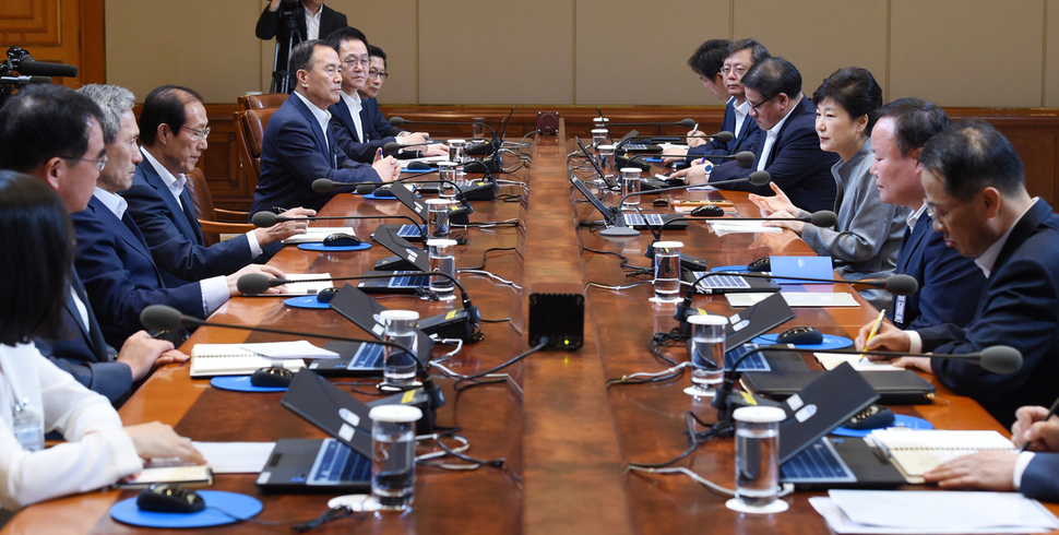 박근혜 대통령이 8일 청와대에서 수석비서관회의를 주재하고 있다. /청와대사진기자단