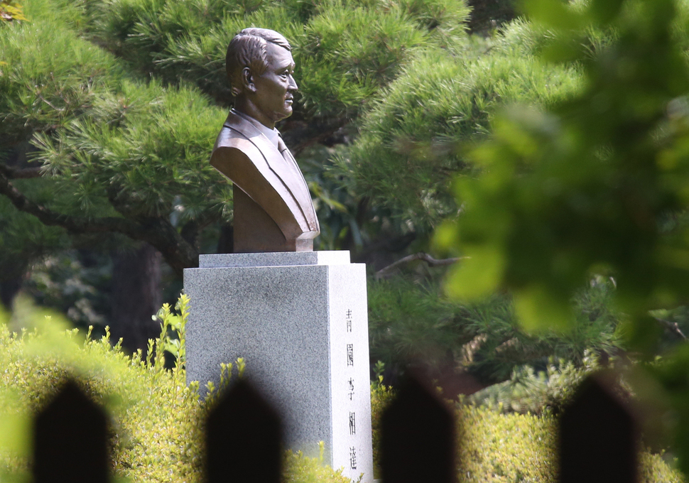 지난 7일 오후 우병우 청와대 민정수석의 처가 소유로 알려진 경기도 화성시 동탄면 신리 기흥골프장 내 불법 건축물인 청원별장에 장인 고 이상달씨의 흉상이 세워져 있다. 화성/김봉규 선임기자 bong9@hani.co.kr