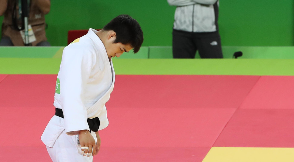 안창림이 9일 오전(한국시각) 브라질 리우데자네이루 올림픽파크 카리오카 아레나2에서 2016 리우올림픽 유도 남자 73㎏이하급 16강전에서 벨기에 선수에게 절반을 내주며 패한 뒤 고개를 숙이고 있다. 리우데자네이루/올림픽사진공동취재단