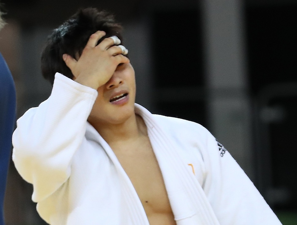 안창림이 9일(한국시각) 브라질 리우데자네이루 카리오카 경기장2에서 열린 남자 유도 73kg급 16강전에서 벨기에의 디르크 판 티츨레에게 패한 뒤 아쉬워하고 있다.