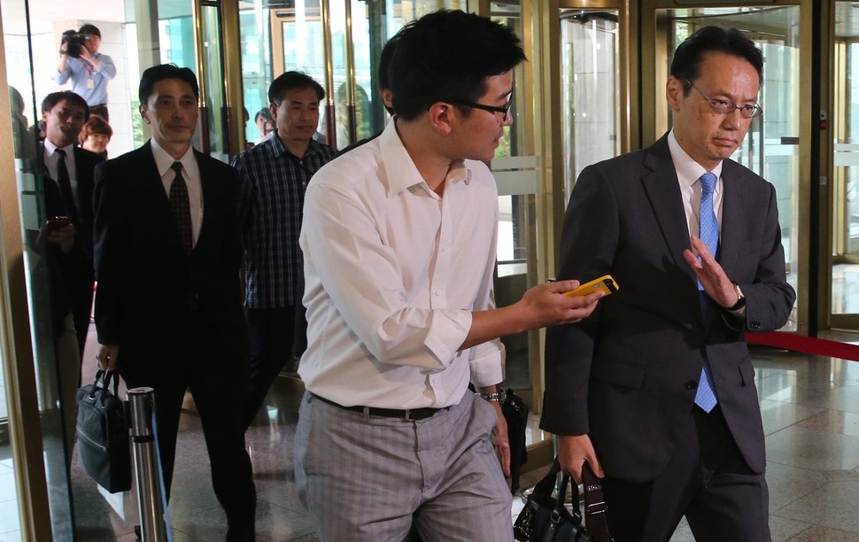 가나스기 겐지 일본 외무성 이사아대양주국장이 9일 오전 서울 세종로 외교부청사에서 열린 위안부 합의 후속 이행을 위한 국장급 협의에 참석하기 위해 청사로 들어서고 있다. 박종식 기자 anaki@hani.co.kr