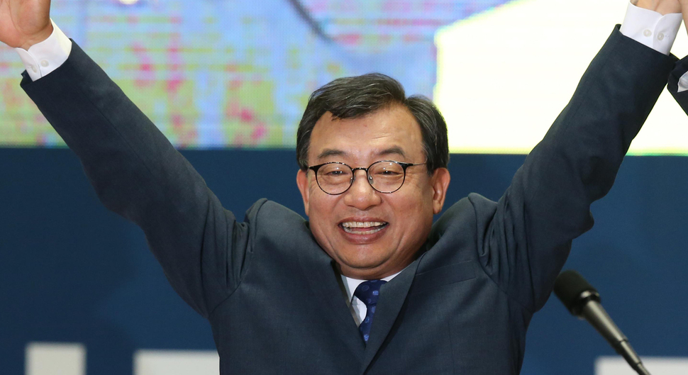 9일 서울 잠실체육관에서 열린 새누리당 전당대회에서 선출된 이정현 신임 대표가 환호하는 청중들에게 답례하고 있다. 이정우 선임기자 woo@hani.co.kr