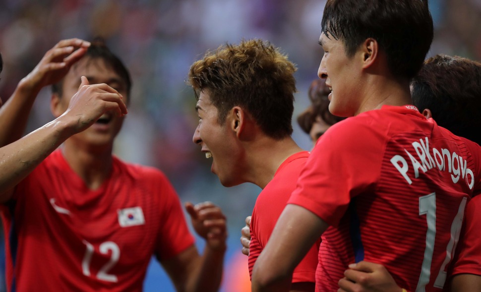 한국 축구대표팀의 손흥민(7번)이 7일 오후(현지시간) 브라질 사우바도르 폰치노바 아레나에서 열린 2016리우올림픽 남자축구 조별리그 C조 2차전 한국과 독일의 경기 후반전에서 2-2 동정골을 성공시킨 뒤 동료들의 축하를 받고 있다. 2016.8.7 연합뉴스