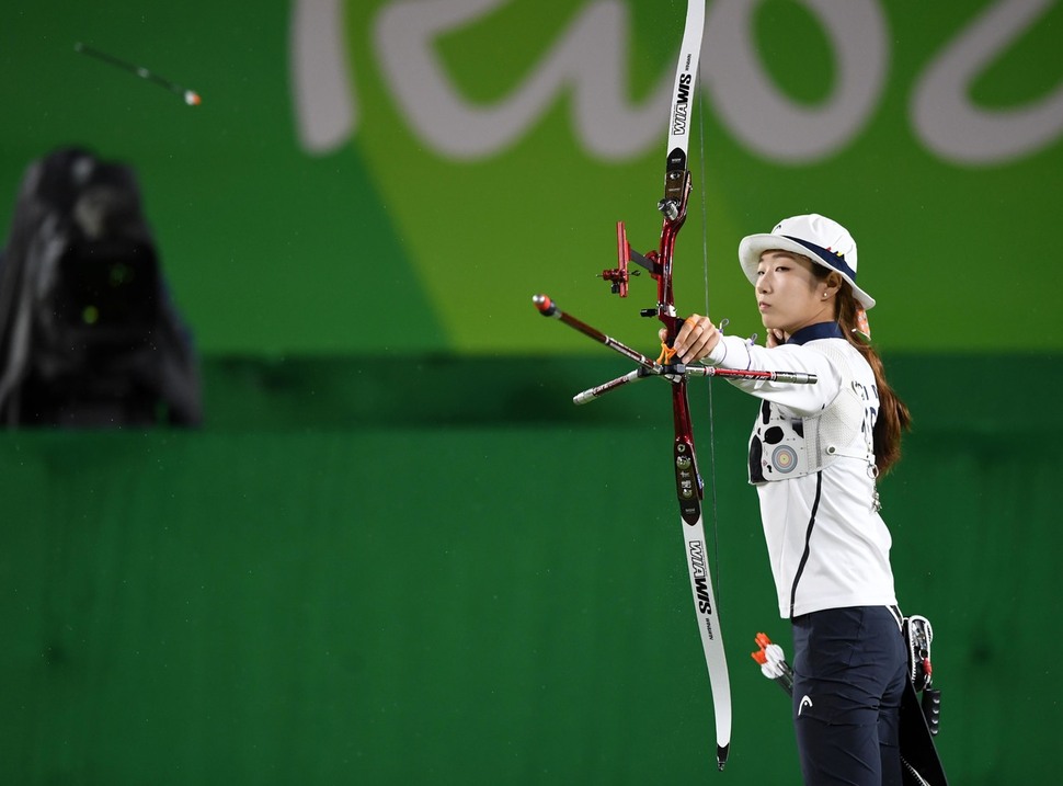 최미선이 11일 오전(한국시각) 브라질 리우데자네이루 마라카낭 삼보드로무 경기장에서 열린 2016 리우올림픽 양궁 여자개인전 1회전에서 활시위를 당기고 있다. 리우데자네이루/올림픽사진공동취재단