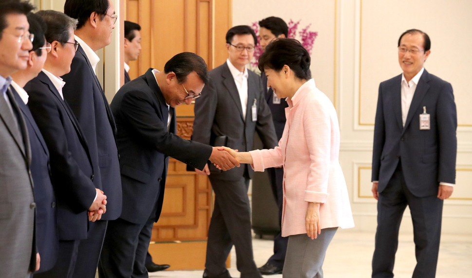 박근혜 대통령과 이정현 대표가 11일 낮 청와대에서 열린 새누리당의 새 지도부 초청 오찬에서 악수하고 있다. 연합뉴스