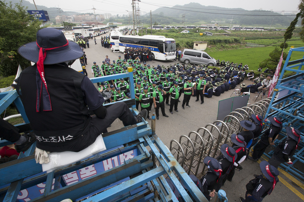 지난 2일 오전 충남 아산시 갑을오토텍 공장 입구에서 전국금속노조 충남지부 갑을오토텍지회 조합원들(오른쪽)이 회사가 고용해 배치한 경비용역 업체 직원들과 정문을 사이에 두고 대치하고 있다. 아산/김성광 기자 flysg2@hani.co.kr