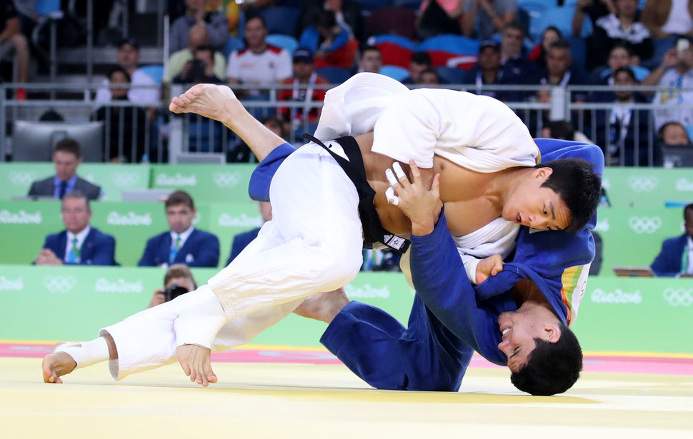 곽동한이 10일 밤(한국시각) 브라질 리우데자네이루 바하 올림픽파크 경기장에서 열린 2016 리우올림픽 남자유도 90㎏ 이하 32강전에서 칠레의 토마스 브리세뇨에게 업어치기를 시도하고 있다. 리우데자네이루/올림픽사진공동취재단