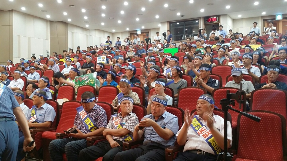 11일 오후 경북 성주군 성주읍 성주군청 대강당에서 주민들이 정의당 심상정 상임대표의 말에 박수를 치고 있다.