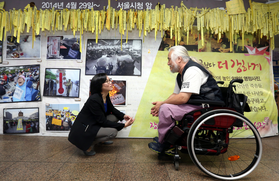 “다들 장애인 비례대표 의원실만 찾아가라고 하던데요.” 지난 4일 서울 광화문역 지하도 농성장을 찾은 장하나 전 의원에게 박경석 전국장애인차별철폐연대(전장연) 대표가 “의원도 보좌관도 전장연은 잘 안 만나준다”며 장애인 문제를 바라보는 정치권의 낮은 의식 수준을 토로하고 있다. 강재훈 선임기자 khan@hani.co.kr