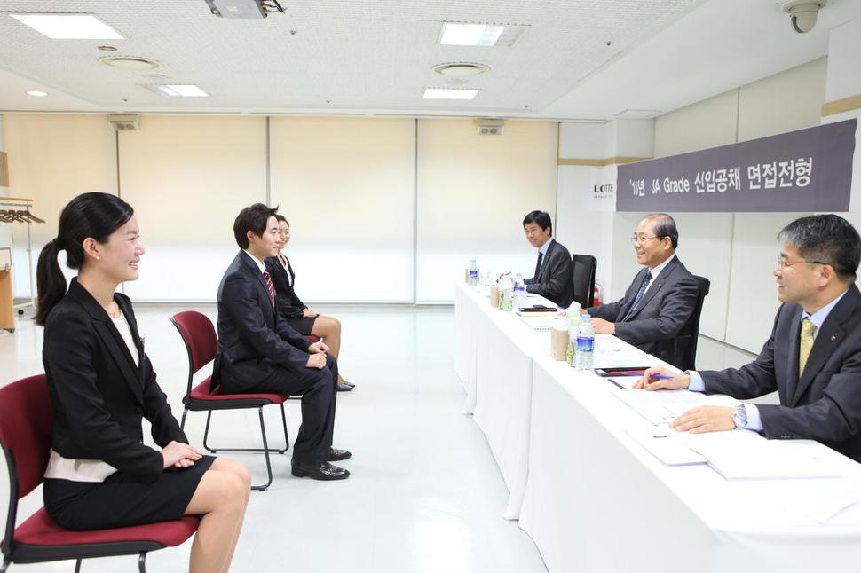 우리 뇌 속에 자리잡은 암묵적인 성 고정관념은 채용면접 과정에서 남녀 구직자를 대하는 남성 면접관의 태도와 행동에 커다란 영향을 미칠 수 있음을 보여주는 연구결과가 많다. 한 대기업에서 면접관들이 채용면접을 진행하고 있는 모습.(사진은 기사 내용과 관련이 없습니다.)   <한겨레> 자료사진