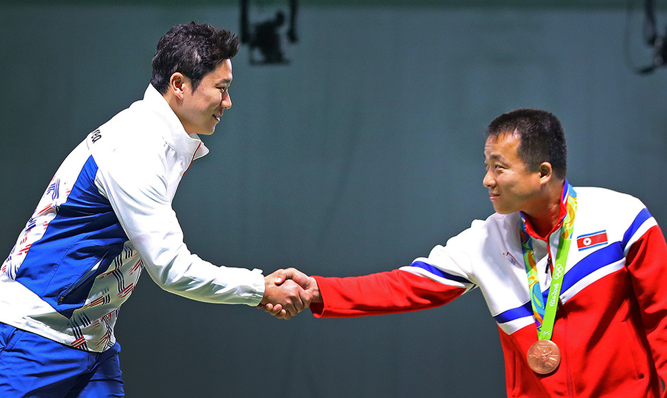 한국의 진종오가 10일 오후(현지시간) 브라질 리우데자네이루 데오도루 올림픽 사격장에서 열린 남자50m 권총 결선에서 1위를 기록 올림픽 3연패를 달성한 뒤 열린 시상식에서 동메달을 차지한 북한의 김성국과 악수하고 있다.리우데자네이루/연합뉴스