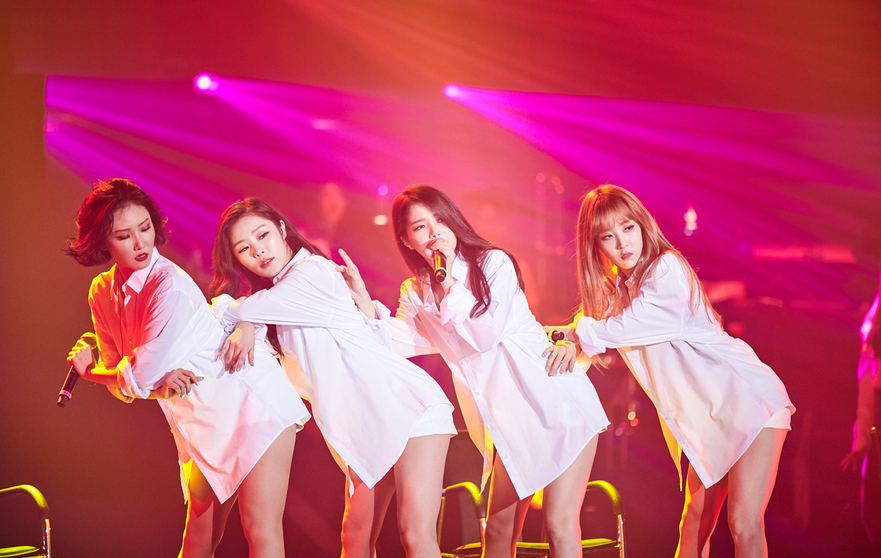 13일 걸그룹 ‘마마무’가 서울 올림픽공원 올림픽홀에서 데뷔 2년 만에 열린 첫 단독콘서트에서 공연을 펼치고 있다. 사진 RBW엔터테인먼트 제공
   
