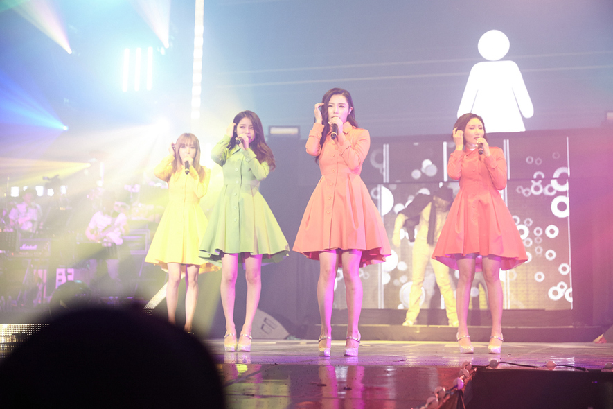 13일 걸그룹 ‘마마무’가 데뷔 2년 만에 열린 첫 단독콘서트에서 공연을 펼치고 있다. 사진 RBW엔터테인먼트 제공
   