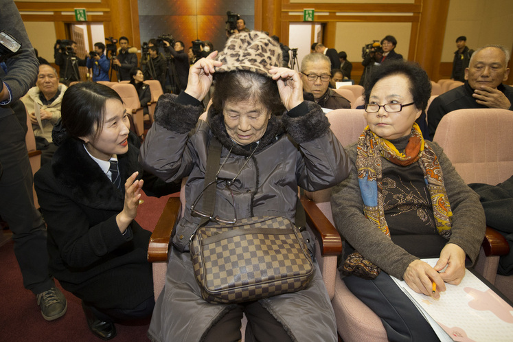 신경분(84, 왼쪽), 이윤재(71) 할머니가 23일 오후 서울 종로구 재동 헌법재판소 대심판정에 앉아 한일청구권협정 헌법소원에 대한 판결을 기다리고 있다. 김성광 기자 flysg2@hani.co.kr