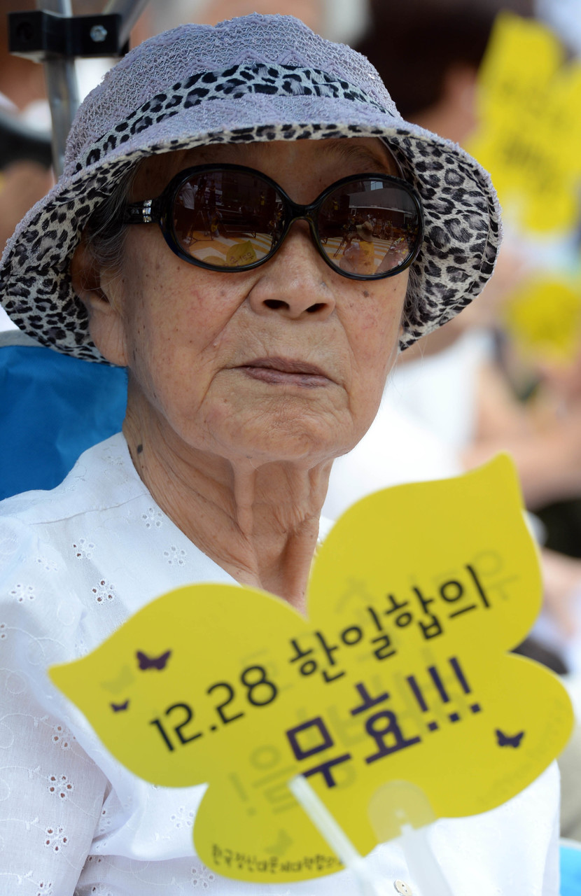 10일 서울 종로구 옛 일본대사관 앞에서 열린 ‘제4차 세계 일본군 위안부 기림일 세계연대집회 및 1243차 일본군 위안부 문제해결을 위한 정기 수요집회’에 김복동 할머니가 참석하고 있다.  공동취재사진