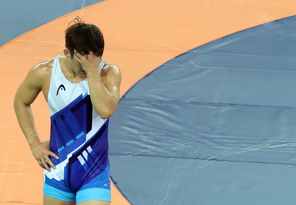 김현우가 14일 밤(한국시각) 브라질 리우 카리오카2경기장에서 열린 레슬링 남자 그레코로만형 75kg급 16강에서 러시아 로만 블라소프에게 패한 뒤 경기장을 나오고 있다. 리우데자네이루/연합뉴스