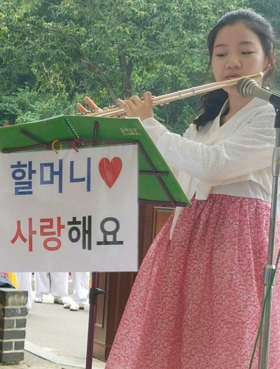 ‘플릇 천사 미솔이’란 이름으로 재능기부 공연 활동을 하고 있는 변미솔양이 영화 <귀향>의 주제곡 ‘가시리’를 연주하고 있다.